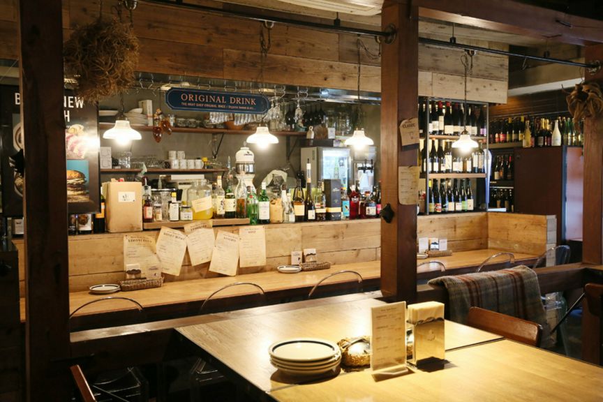 木をふんだんに取り入れた、シックなムードがデートに最適