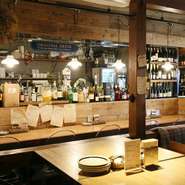 一枚板のカウンターに、透明なカウンターチェアー。アンティークな雰囲気漂うシックなつくりの店内は、カップルにも人気です。おしゃれにお肉を食べられるのが魅力。