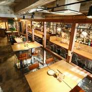 フラットなホールはスタンディングスタイルのパーティーも可能。塊肉は大勢でシェアしながら食べると、楽しさ倍増です。肉好きな方のミーティングにいかがでしょうか。