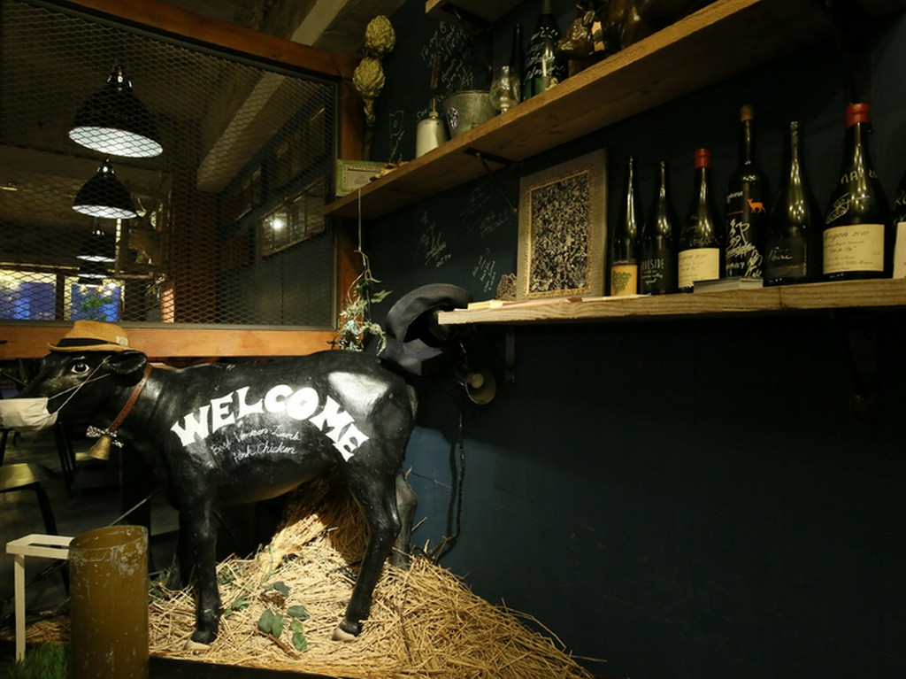 エントランスでは、牛の木彫りがかわいくお出迎え