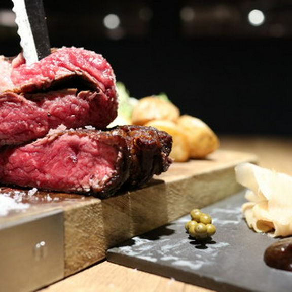 1人1皿で提供する様々な肉を使ったコース料理。料理とお酒を合わせるワインペアリングもオススメ。