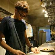 普通の料理ではなく、面白い、新たな発見がある料理を提供できるよう心掛けています。黒板のメニューやランチには自信をもってお届けする創作料理がライナップ。