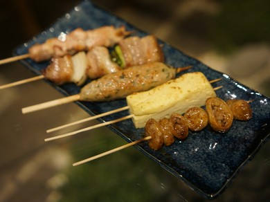 漆喰の壁に囲まれた間接照明がおしゃれな店内で接待や会食に