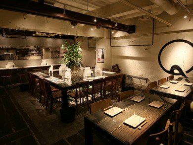 バリエーション豊富な料理を囲んで盛り上がる歓送迎会