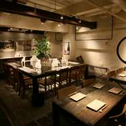 お店の奥には4人掛けのテーブル席が2つ。会話をしながら食事を楽しむ、ゆったりとした宴会にもおすすめです。気の置けない友人たちとの忘年会や新年会、歓送迎会などにぴったりです。