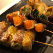 旬の野菜や食材を良質な豚バラで巻きました。
理屈抜きに「旨い」１本です。