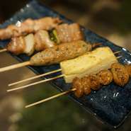 柔らかく、ジューシーな「中札内若どり」の各部位を丁寧に焼き上げます。しっとりとした「もも」、コリッとした歯ごたえの「せせり」、プリプリとして臭みのない「こころ」。ワインや日本酒に合わせてどうぞ！