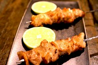 北海道唯一の地鶏である新得町の地鶏。 普通の焼き鳥とは違う、地鶏ならではの弾力と旨味あふれる串。