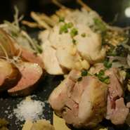 北海道が誇る地鶏、「新得地鶏」を藁火で豪快に焼き上げます。力強い肉の旨みに燻した藁の香りが食欲をそそります。
＋110円でネラの卵の黄身ポン酢をお付けします。