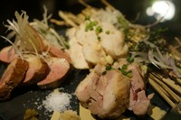 北海道が誇る地鶏、「新得地鶏」を藁火で豪快に焼き上げます。力強い肉の旨みに燻した藁の香りが食欲をそそります。
＋110円でネラの卵の黄身ポン酢をお付けします。