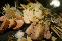 北海道が誇る地鶏、「新得地鶏」を藁火で豪快に焼き上げます。力強い肉の旨みに燻した藁の香りが食欲をそそります。
＋110円でネラの卵の黄身ポン酢をお付けします。