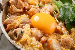 北海道のブランド鶏「中札内若鶏」を使った『親子丼』
