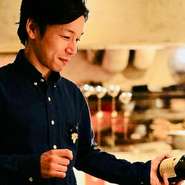 料理は常に見栄え良く、美味しくを心掛けています。塩加減一つにもこだわりあり。串焼きは一本づつ丁寧に、抜群の火入れ具合でジューシーに焼き上げていきます。