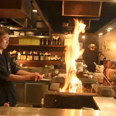 藁焼きや炉端焼きの臨場感を楽しみながら、旬の味覚を満喫できる