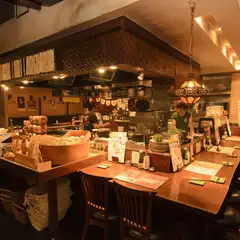 炉端焼きの風情を楽しみながら、カウンター席で食事と会話を