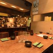 京都の繁華街、烏丸通り沿いながら、地下に位置する隠れ家的なお店。落ち着いて食事やお酒を楽しみたい方にもってこいの雰囲気です。半個室もあり、海外からのゲストの接待やビジネスシーンの会食にもおすすめ。