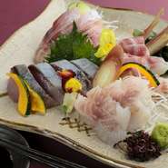 舞鶴漁港から直送の旬の魚介を盛り合わせる『お造り四三種盛り』