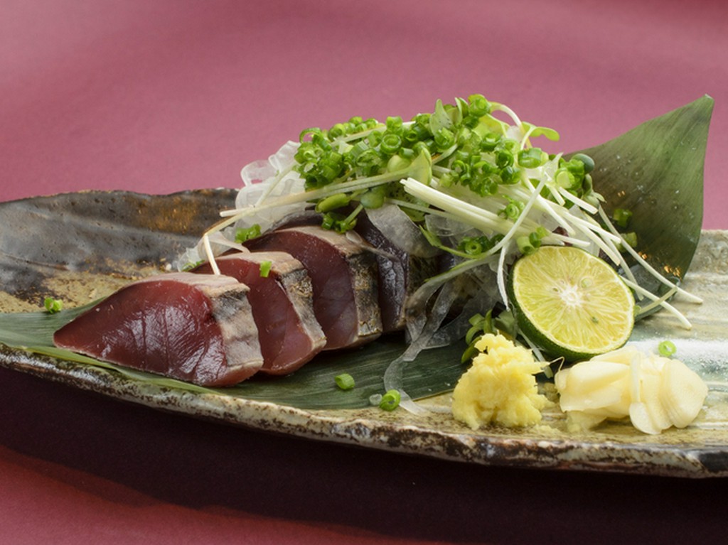 お店の看板メニュー! 炉で豪快に炙って饗する『鰹の藁焼き』