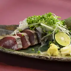 お店の看板メニュー! 炉で豪快に炙って饗する『鰹の藁焼き』