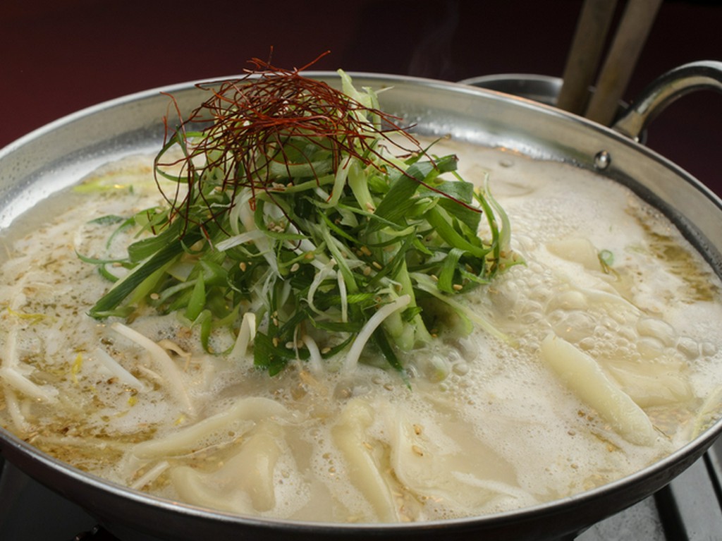 コラーゲンたっぷりの自家製スープが旨い『水炊き餃子鍋』