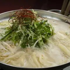 コラーゲンたっぷりの自家製スープが旨い『水炊き餃子鍋』