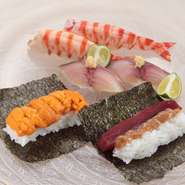 すし職人として料理人の道を歩み始めた店主。懐石料理では珍しい寿司をコースに取り入れ、美食家たちに面白がられています。もちろん、これも日替わり。写真は『車エビ・ウニ・鮪わた・〆鯖』。