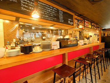 カウンター席は一人飲みにも◎