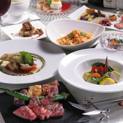 高知県宿毛港直送の新鮮なお魚と幻の亀岡牛の両方と50品目のお野菜が味わえるコースになっております。