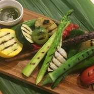 野菜の甘みや旨み、食感など特徴をそのままに生かした一皿。エキストラバージン、塩、そして赤ワインを煮詰めたヴィンコットソースや、ジェノベーゼソースでお召し上がりください。