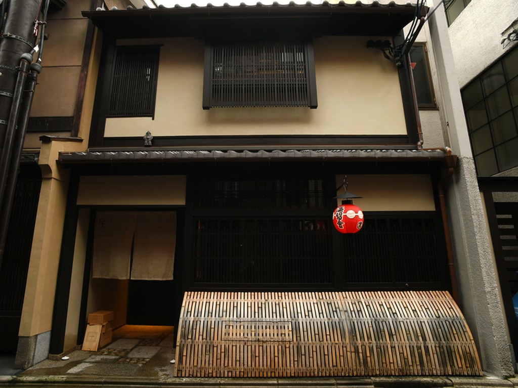 古都の風景にしっくりと溶け込む、情緒あふれる町家レストラン