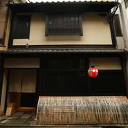 京都のメインストリート・四条通りから一本路地裏に入った一角に、ひっそりと佇む一軒家レストラン。目立つ看板は一切なく、知る人ぞ知る店といった風情です。暖簾に小さく記された「KE」の文字が目印です。