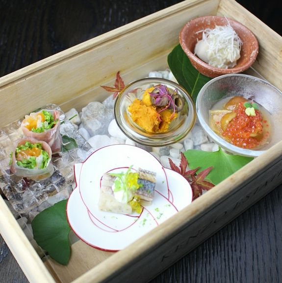 ワイナリー木箱に詰めた前菜盛り合わせ