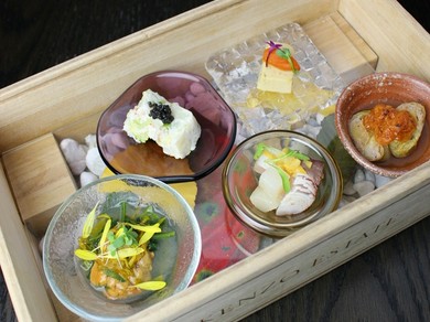 ワイナリー木箱に詰めた前菜盛り合わせ