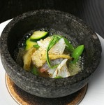 【定番の石鍋】鮑の海鮮おやき　鶏コンソメ仕立て