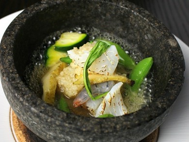 【定番の石鍋】鮑の海鮮おやき　鶏コンソメ仕立て