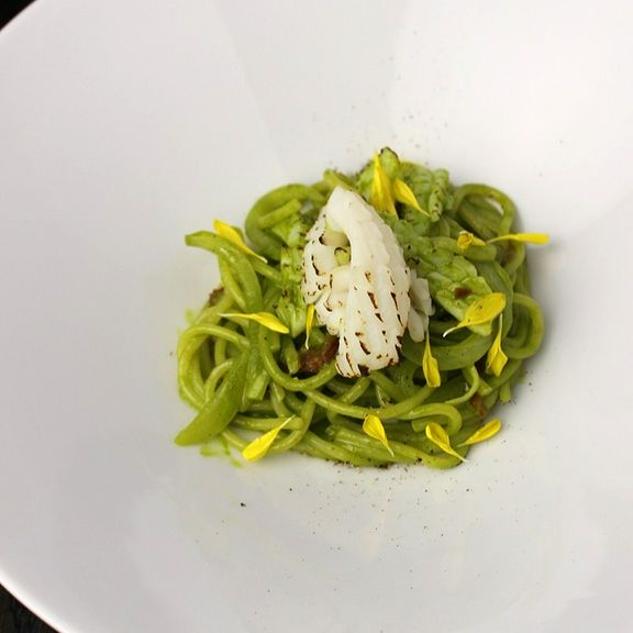 アオリイカと菊菜のジェノベーゼ　淡路製麵生パスタ