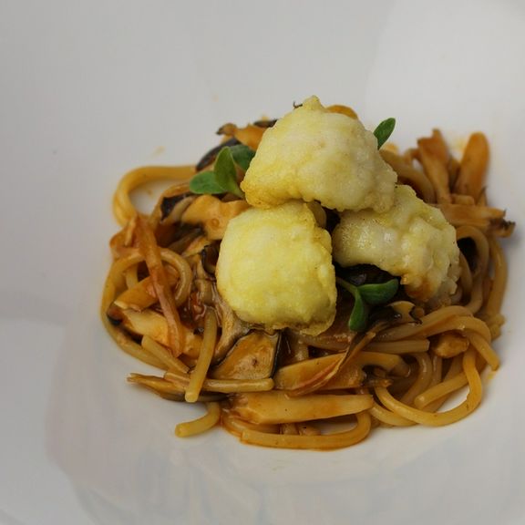 鱧天麩羅と黒舞茸の淡路製?生パスタ