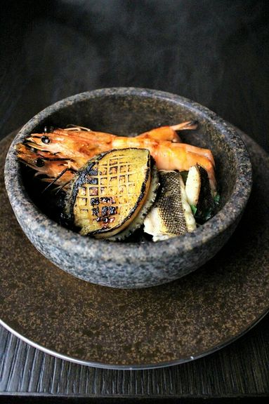 【定番の石鍋】蝦夷鮑と鮮魚の石焼　焦がしバター醤油の薫り