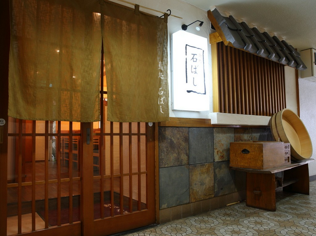 格子戸をくぐると、6席の欅のカウンター。落ち着ける店内