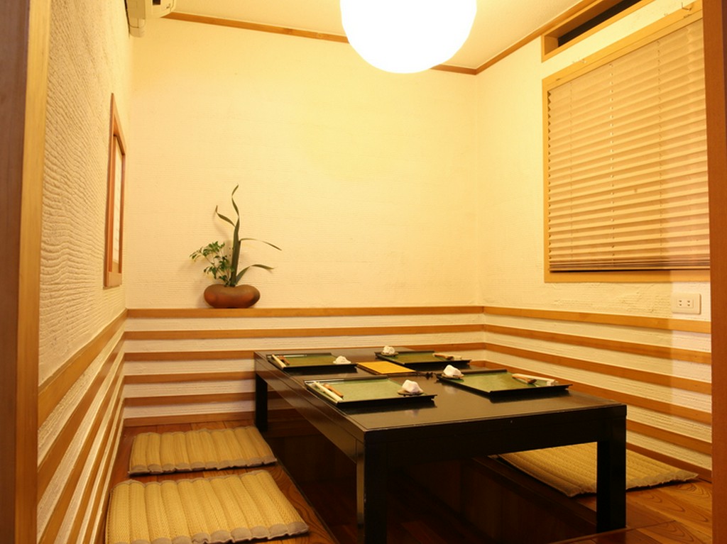 奥の個室は、少人数でくつろげる空間。デートや記念日にも最適