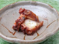 口に含めばわかる驚きの柔らかさ。少し甘めの味付けにお酒がすすむ『タコのやわらか煮』
