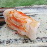 車海老は、店主が九州近海で最も美味しいと話す唐津から仕入れ。通常寿司ネタの海老は腹開きですが、この店では観音開きです。敢えてシャリを横にして巻き、海老の味噌まで一貫均等に味わえるよう工夫された一品。