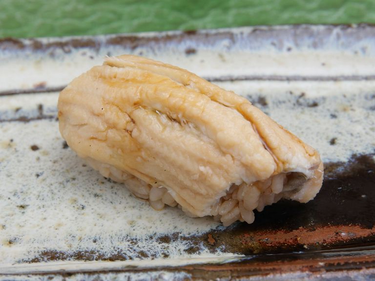 煮方は敢えて、あっさりと。たれを使わないことで、穴子本来の旨さを引き出した『対馬産　穴子』