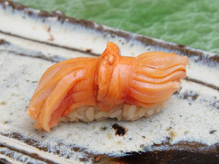 地元福岡の面する海で獲れた新鮮な素材。肉厚な身を堪能できる『玄界灘産　赤貝』