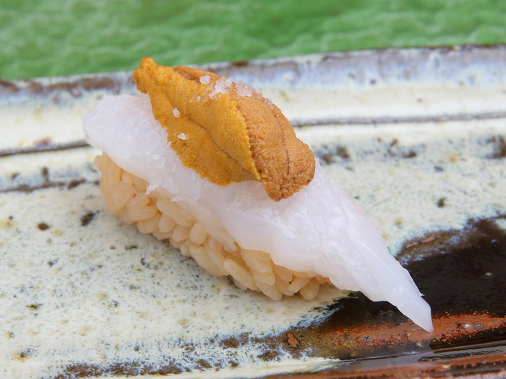 イカとウニが絶妙なハーモニー。塩とかぼすであっさりいただく『玄界灘産アオリイカと唐津産赤ウニ』