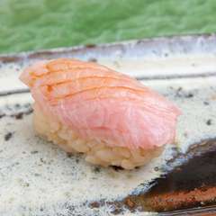 九州・壱岐の良質な鮪の大トロ。刷毛で塗った醤油が味の引き立て役の『壱岐産　鮪大トロ』