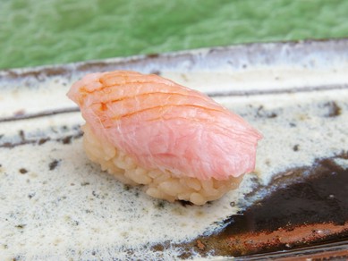 九州・壱岐の良質な鮪の大トロ。刷毛で塗った醤油が味の引き立て役の『壱岐産　鮪大トロ』