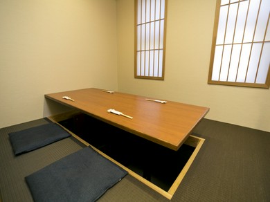 風雅な雰囲気の中、ふるまわれる華やかな料理を堪能