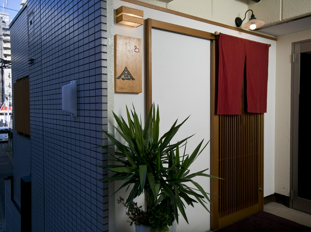和の趣がある戸を開き中に入れば、そこにあるのは非日常的な空間