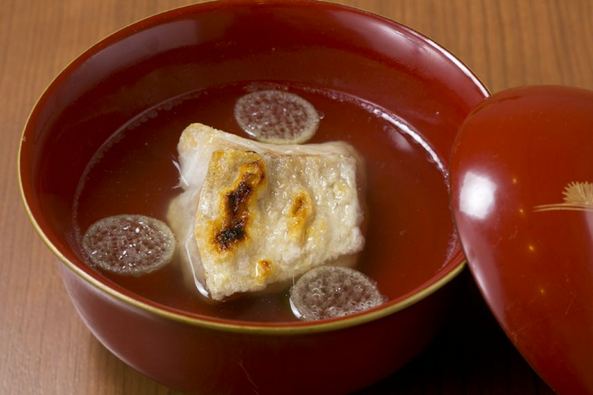 蓋を開けた瞬間に立つ上品な香り『焼白甘鯛のお吸物』